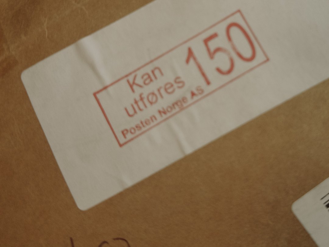 ノルウェーから届いた小包に押された、Posten Norge の赤い通関スタンプ