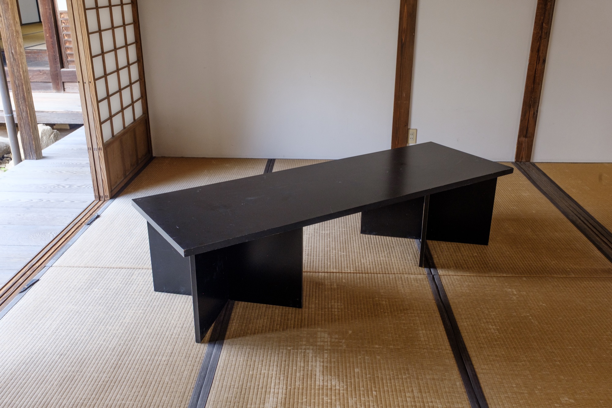 黒色テーブル（畳の上） / Black table set on tatami