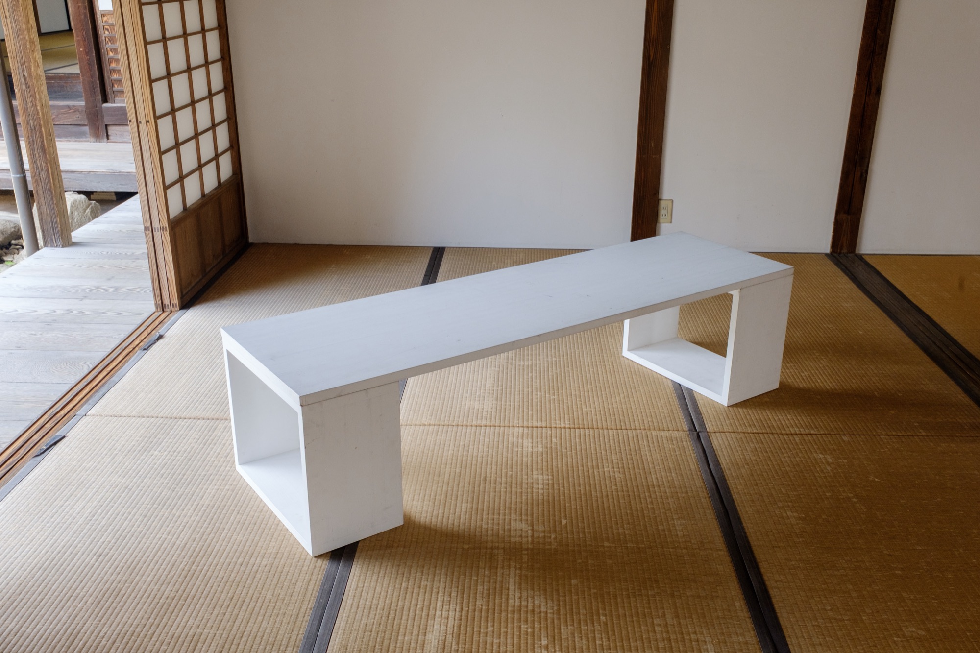 白色テーブル（畳の上） / White table set on tatami