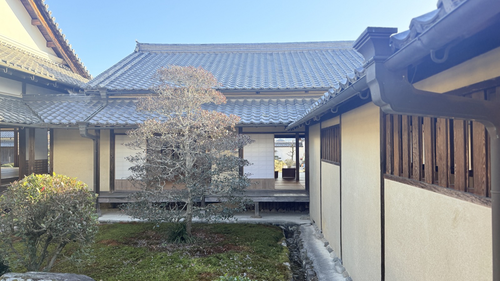 中庭に面した個室 / Room facing the center garden