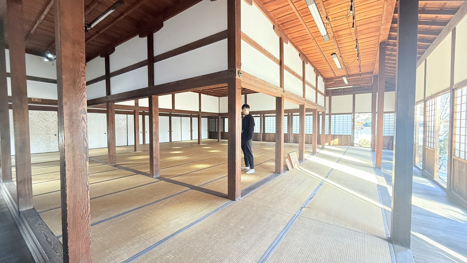 講堂内部（右側より） / Lecture hall interior (from right)
