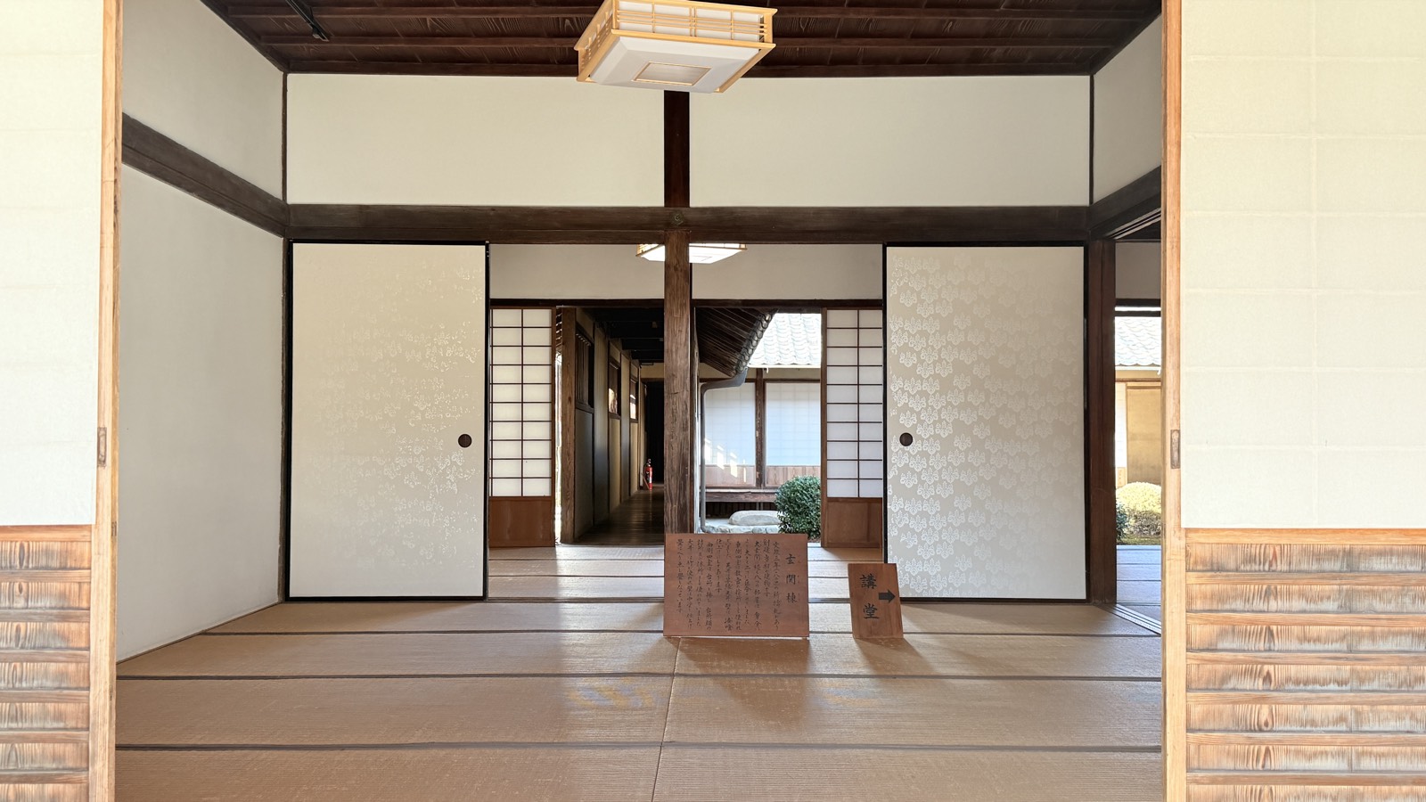 本館入口 / Main building entrance