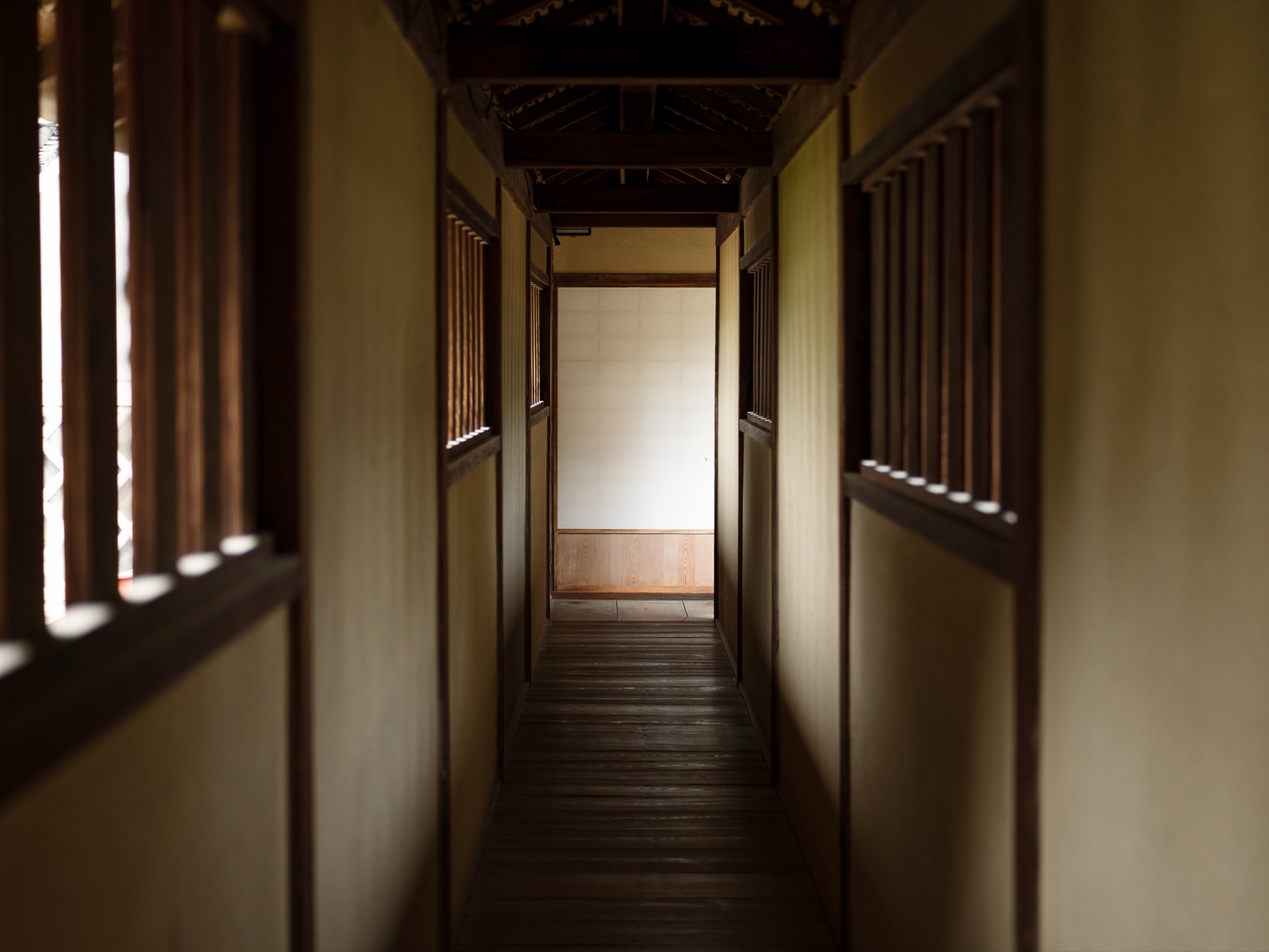 書物蔵・北控所へと続く渡り廊下 / Covered walkway leading to the book storehouse and north antechamber