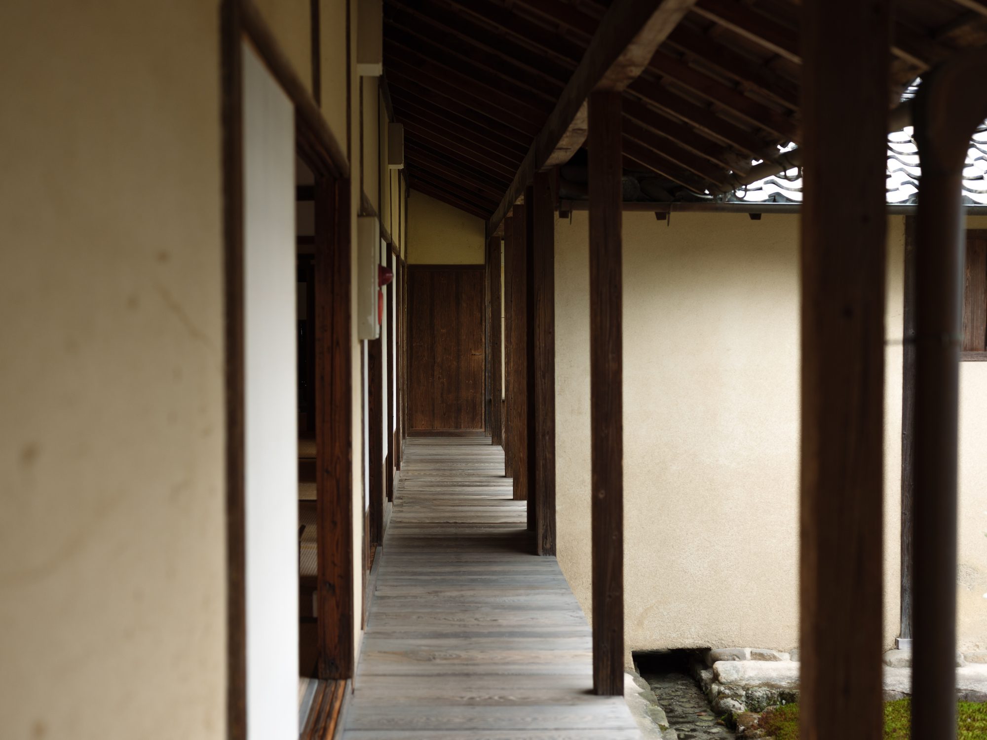 縁側の軒 / The eaves above the engawa