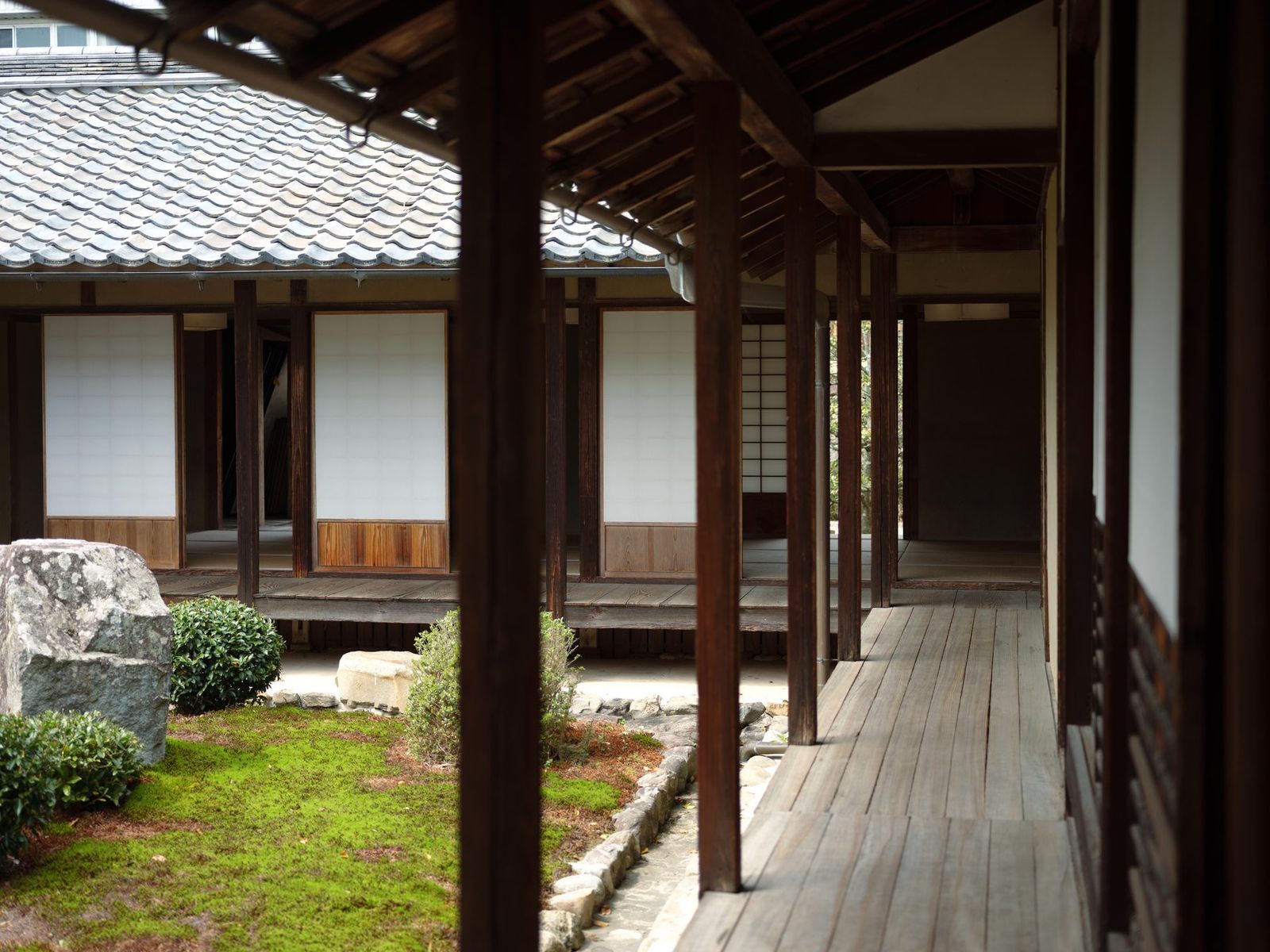 縁側から望む庭 / The garden seen from the engawa