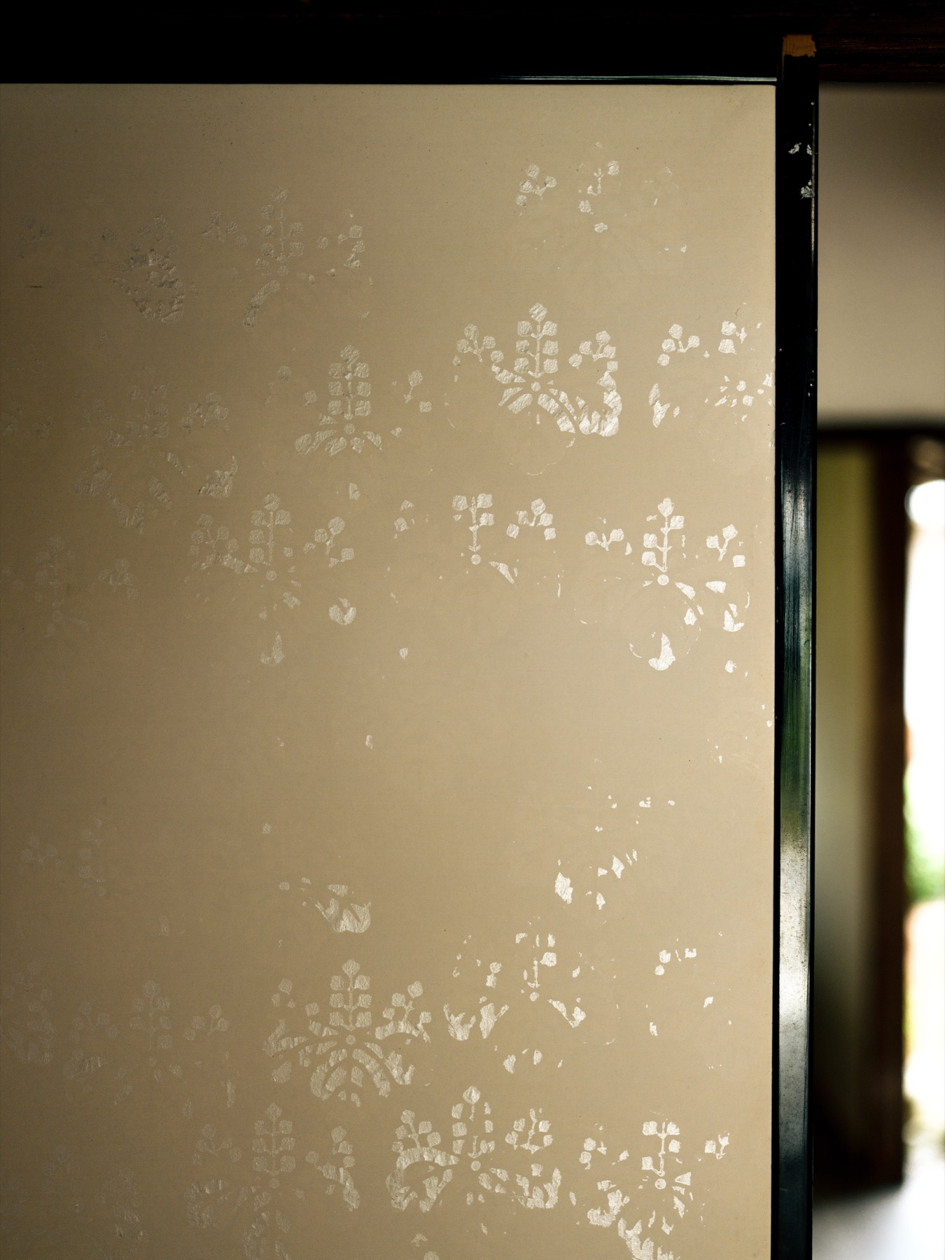 経年で淡くなった襖の唐紙文様 / Karakami pattern faded by two centuries of light and touch