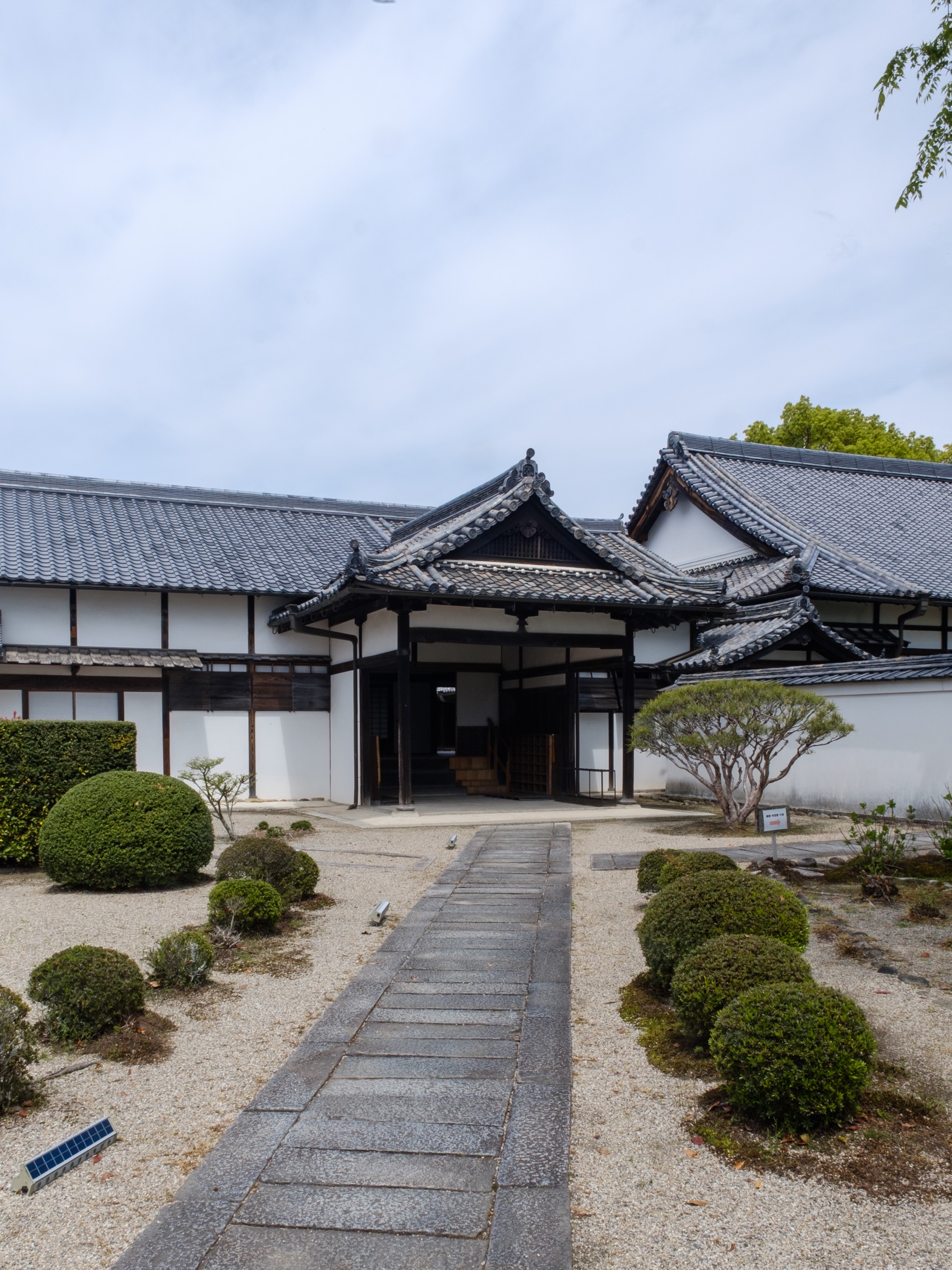 石畳の参道と玄関棟 / Stone path leading to the entrance wing