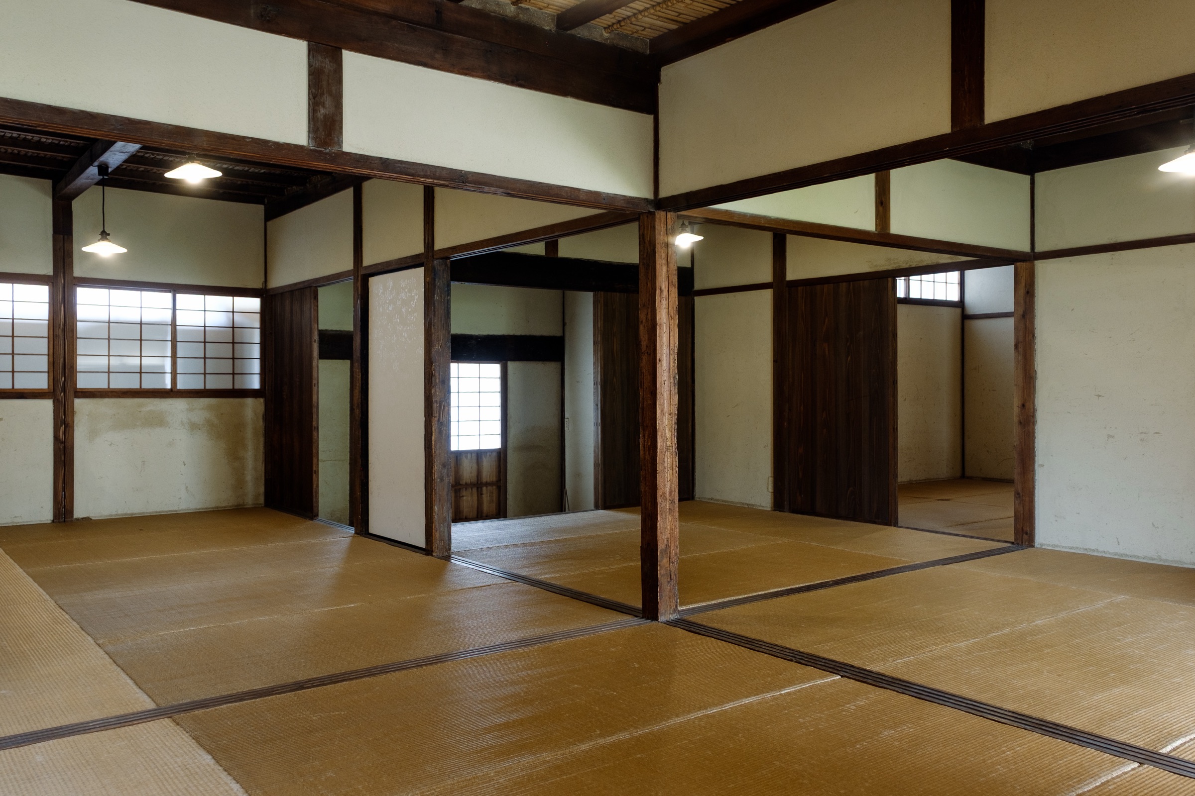 玄関棟内部、畳と障子の間に立つ唐紙 / Inside the entrance wing — a karakami panel framed by tatami and shoji