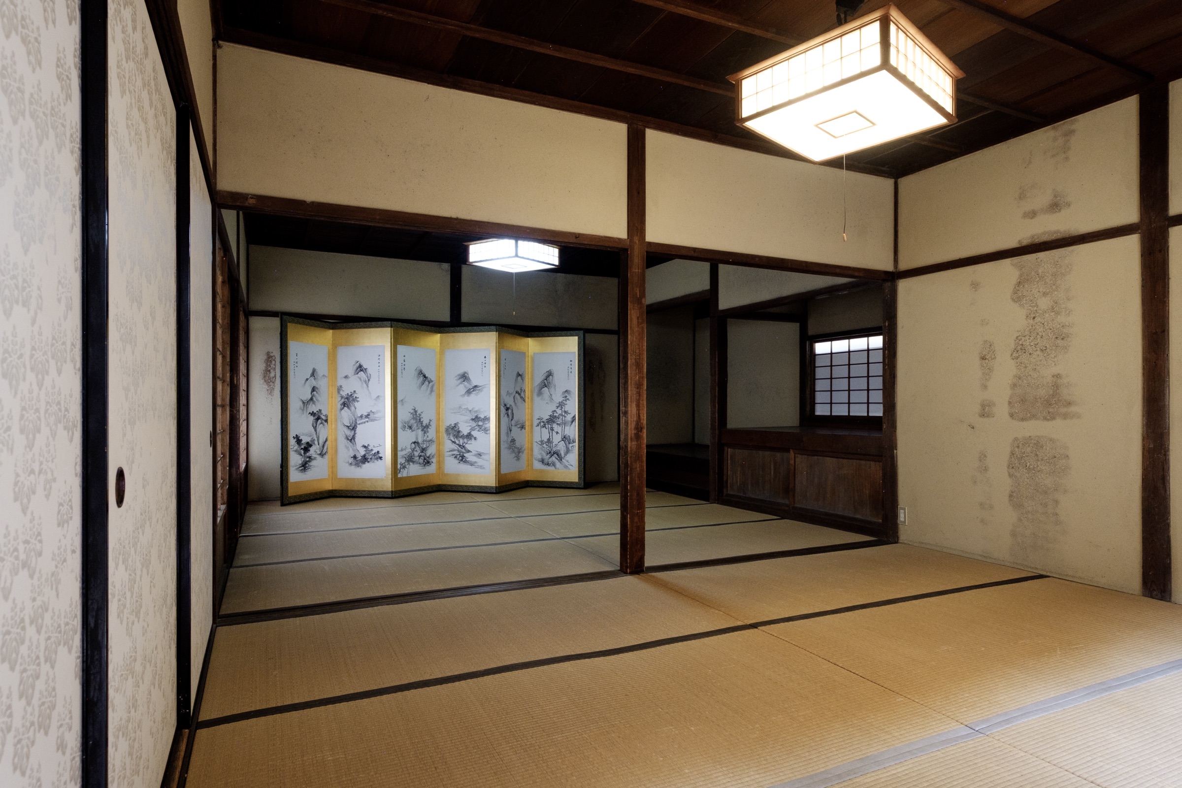 北控所の屏風が置かれた畳の間 / Tatami room with folding screen, inside the north antechamber