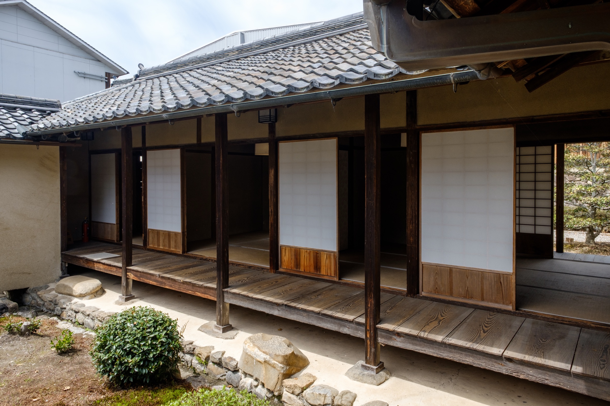 北控所の外観、縁側に並ぶ障子 / Exterior of the north antechamber, shoji panels along the veranda
