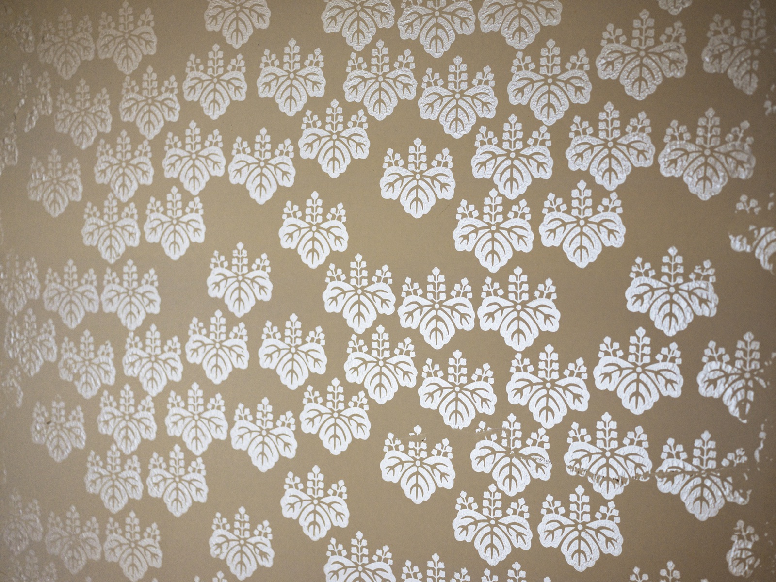 五三桐の浮き出し模様 / Five-three paulownia crest in raised relief